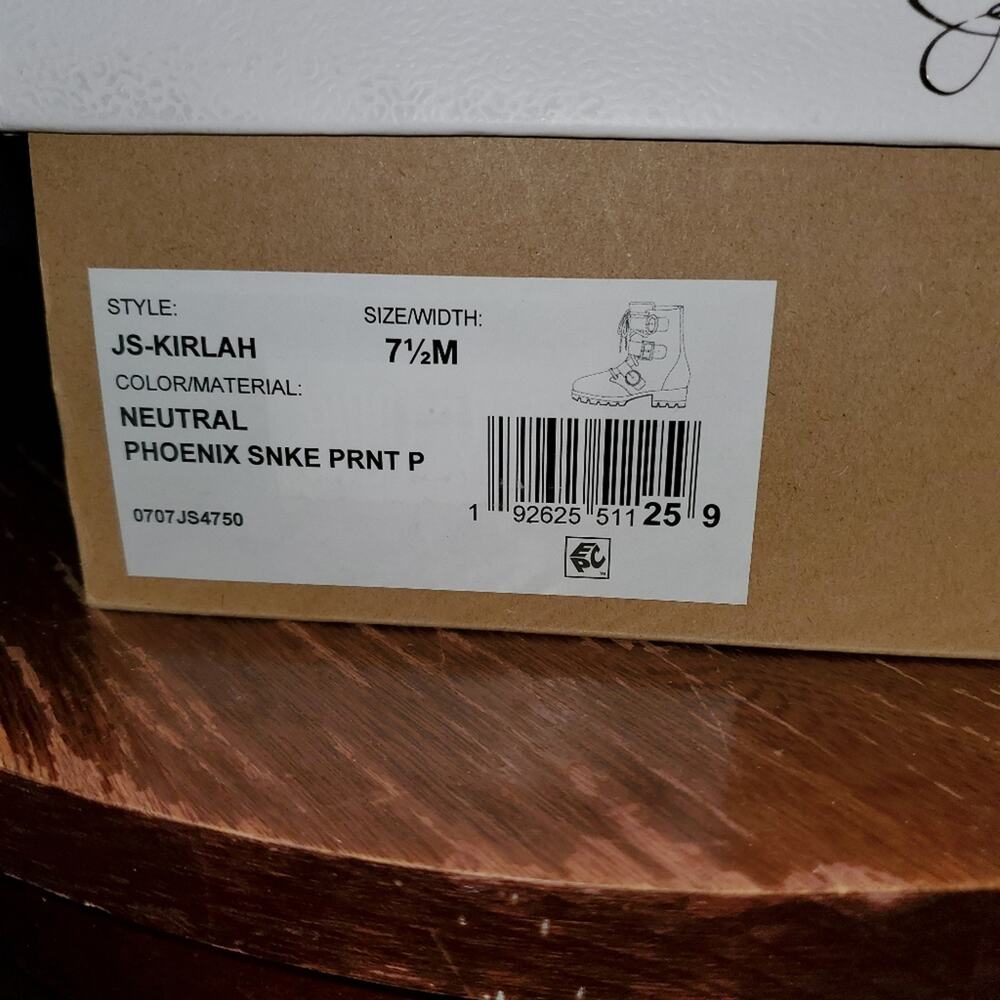 JESSICA SIMPSON NWT WOMENS KIRLAH BUCKLE STRAP LUG SOLE COMBAT BOOTS - Picture 3 of 8